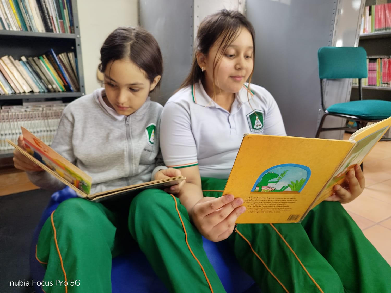 NIÑOS DE 4°1 EN BIBLIOTECA  (10).